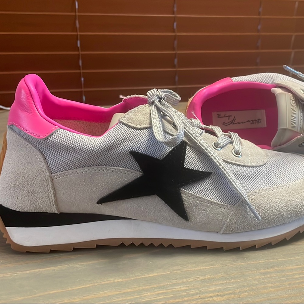 Vintage Havana Sneakers with Black Star and Pink Highlights